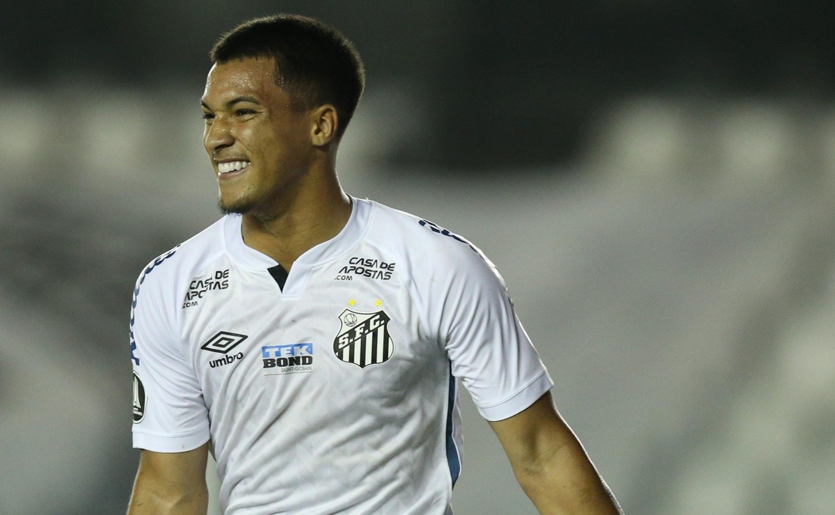 Com provável saída de Marcos Leonardo, Angulo deve ganhar chance no time  titular do Santos