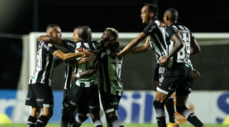 Comemoração dos jogadores do Ceará (Foto: Getty Images)