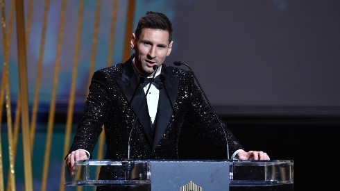 Aurelien Meunier/Getty Images - Messi discursando após mais uma conquista pessoal.