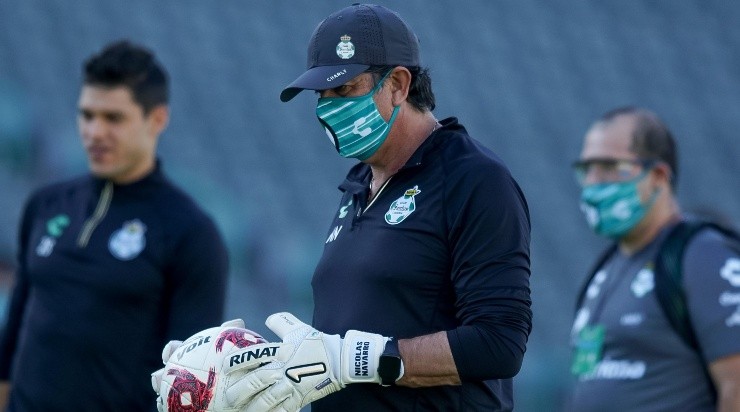 Nicolás Navarro se despide de Santos. (Imago 7)