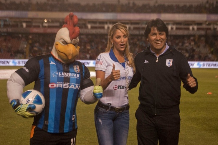 Inés Sáinz con la mascota y Claudio Suárez (foto: Imago7).