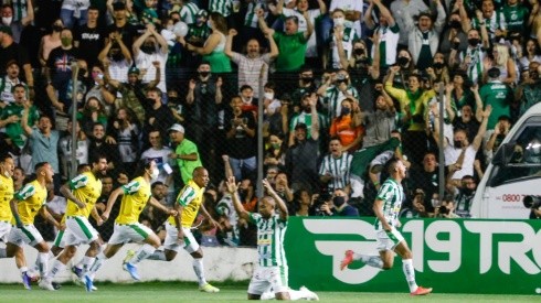 Foto: Luiz Erbes/AGIF/ Jogadores comemorando o gol com a torcida do Juventude
