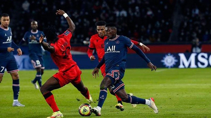 Mendes en acción con PSG, al fondo Danilo.