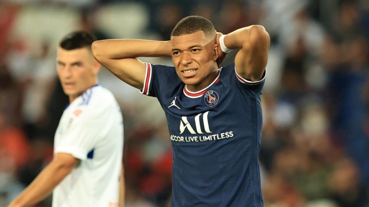 Un ex Barcelona no dejó jugar a Mbappé con comodidad.