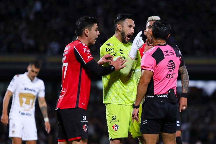 Camilo Vargas reclamando al árbitro por un penalti que fue invalidado por el gol (foto: Imago7)