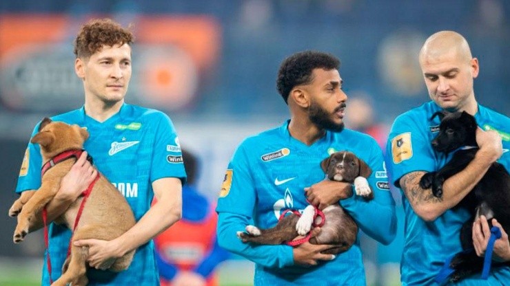 Jugadores de Zenit con los cachorros.