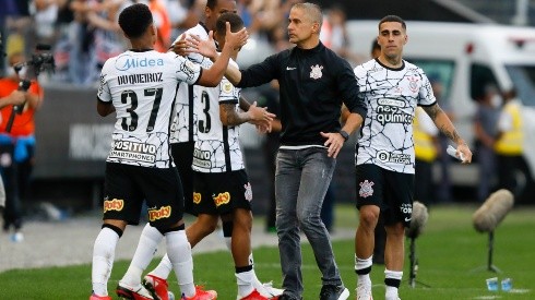 Corinthians e Grêmio se enfrentam na tarde deste domingo (5), às 16h, na Neo Química Arena, pela 37ª rodada do Campeonato Brasileiro.