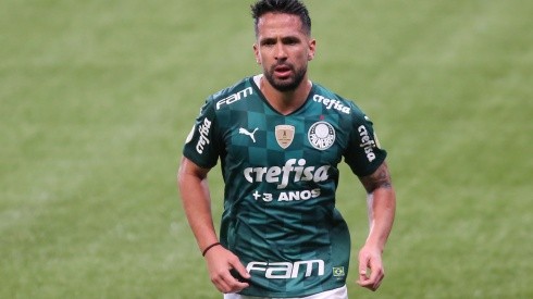 Foto: Marcello Zambrana/AGIF - Luan jogador do Palmeiras comemora seu gol durante partida contra o Athletico-PR