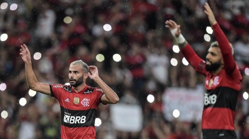 Thiago Ribeiro/AGIF - Thiago Maia e Gabigol comemoram vitória ao final da partida contra o Ceará no Maracanã