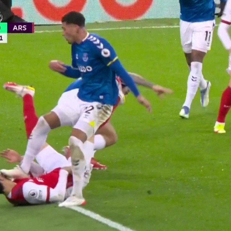 VIDEO | Casi le arranca la cara: violenta patada a Tomiyasu en Everton vs. Arsenal