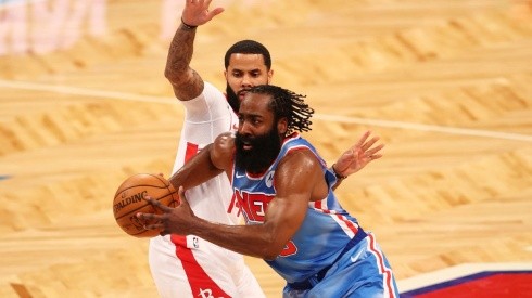 DJ Augustin of Houston Rockets (left) tries to stop James Harden of Nets (Futbolsites)