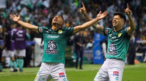 Ángel Mena y Víctor Dávila celebran el golazo de la Fiera para el 1-1.