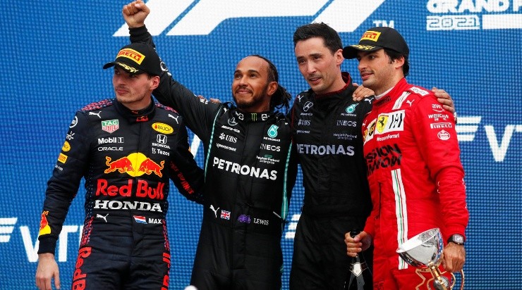 Hamilton, Verstappen y Sainz en el podio de Rusia 2021. (Getty)