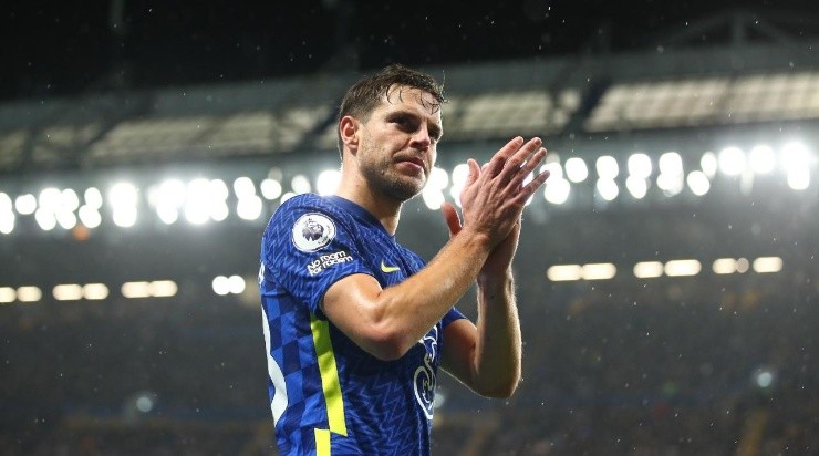 Cesar Azpilicueta of Chelsea applauds the fans (Photo by Marc Atkins/Getty Images)
