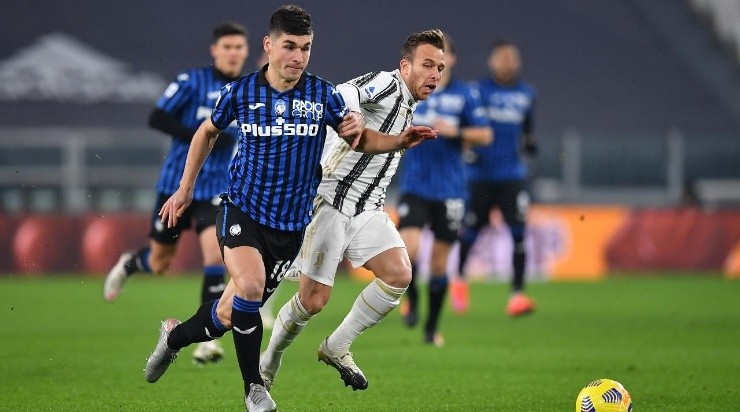 Arthur Melo (R) of Juventus competes with Rusland Malinovskyi of Atalanta BC (Photo by Valerio Pennicino/Getty Images)