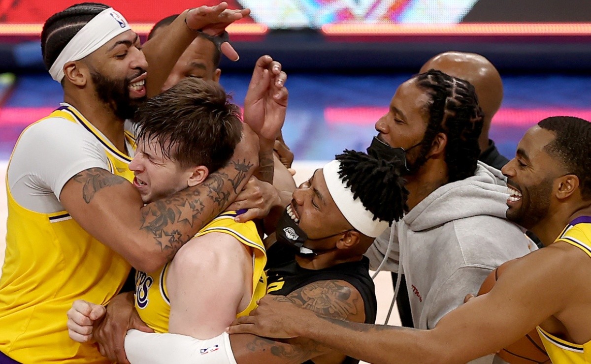 LeBron James scolded him, and a few minutes later he won the Lakers triple.