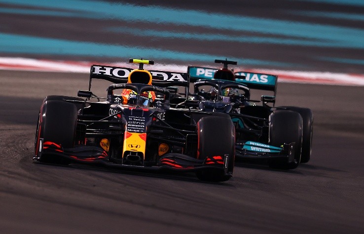 La labor de contención de Sergio Pérez sobre Lewis Hamilton (foto: Getty Images).