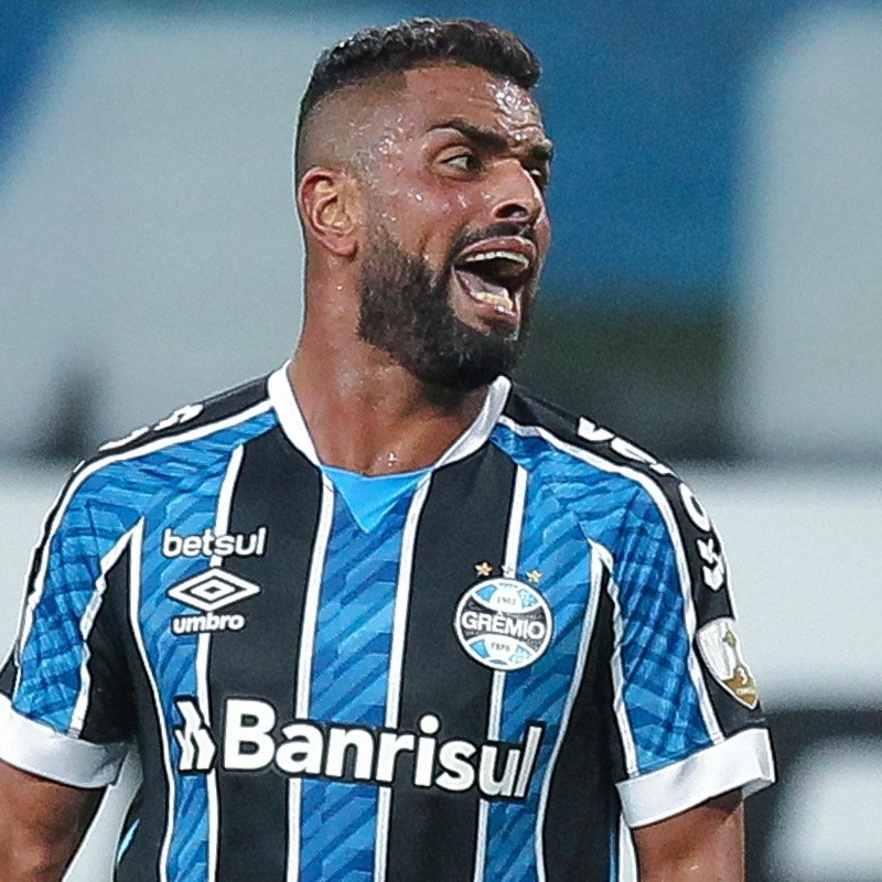 Maicon quebra silêncio sobre saída polêmica do Grêmio