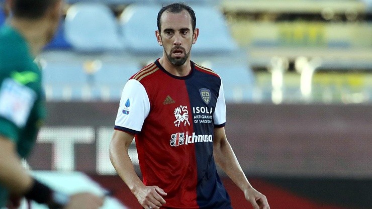 Diego Godín en acción con Cagliari.