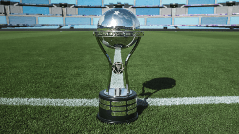 Trofeo de la Copa Sudamericana.