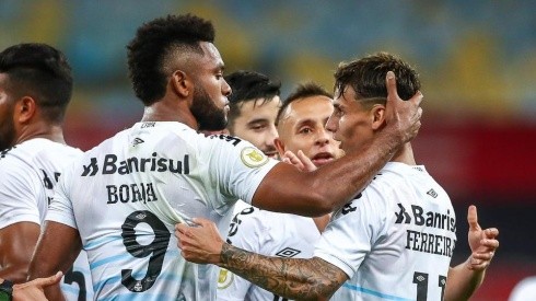 Foto: (Flickr Oficial Grêmio/Lucas Uebel/Gremio FBPA) - Chegada de Douglas Costa pode render outro atacante gremista ao São Paulo