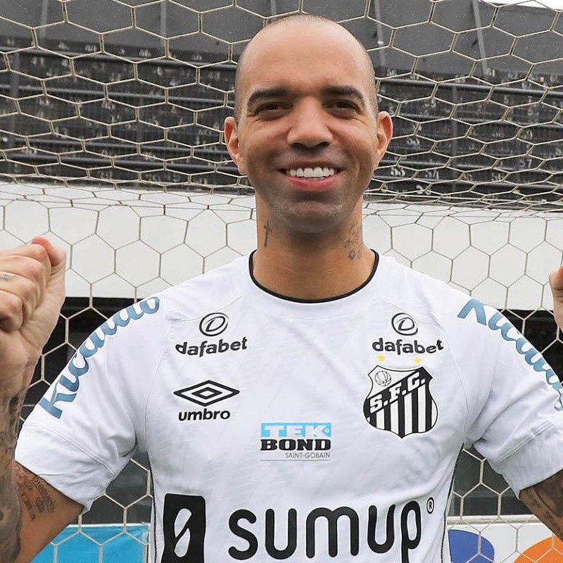 Tardelli abre espaço na folha salarial e Santos negocia com atacante