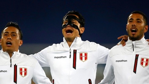 Gianluca Lapadula entona el himno nacional con la Selección Peruana. Foto: Getty