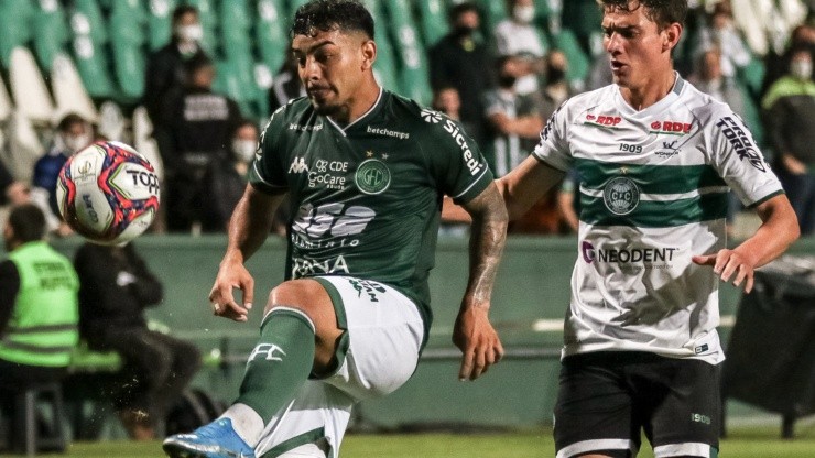 Foto: Robson Mafra/AGIF - Natanael (à dir.) interessa ao São Paulo por ótima fase no Coritiba de Gustavo Morínigo