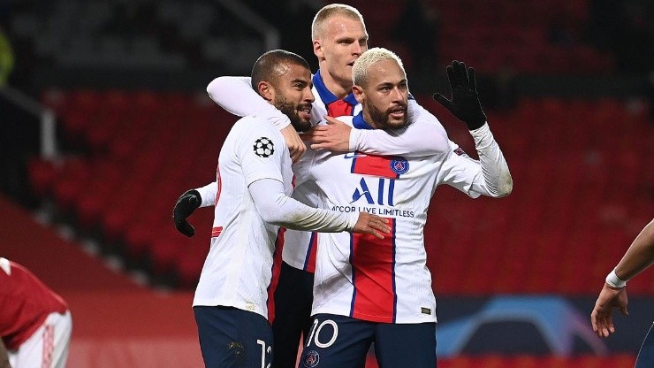 Festejo de gol de PSG con Rafinha y Neymar.