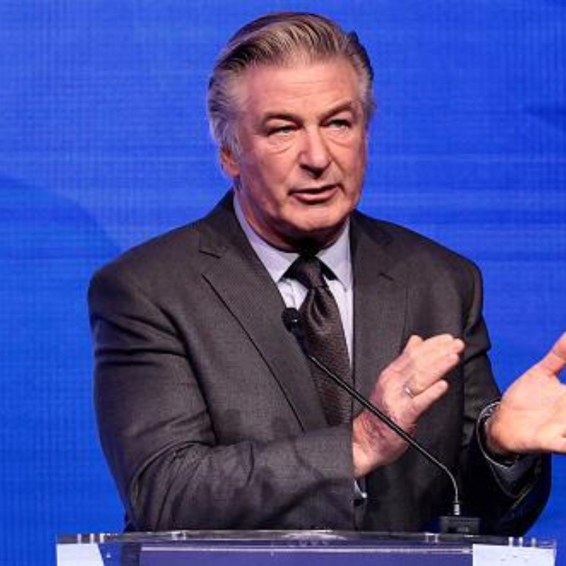 Alec Baldwin publica vídeo nas redes sociais falando que continua pensando na tragédia: "Penso todos os dias"