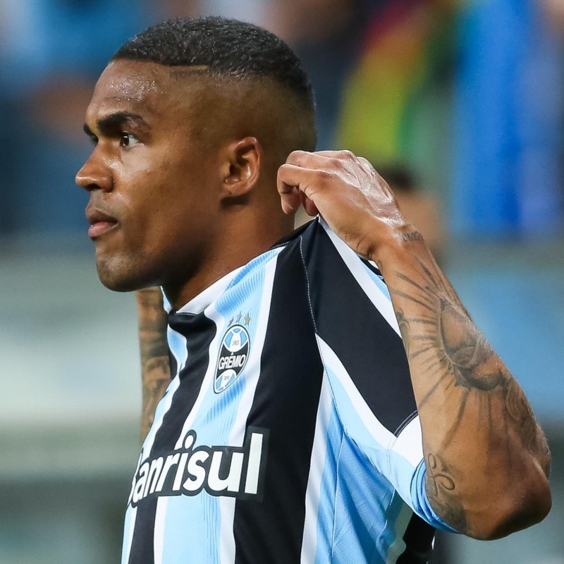 Denis Abrahão expõe bastidores sobre permanência de Douglas Costa para a próxima temporada: “Situação de melhoria”