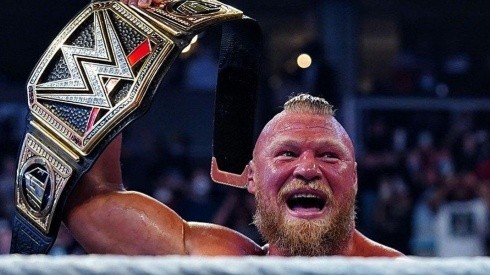 Brock Lesnar levanta o cinturão de campeão da WWE (Twitter/Reprodução)