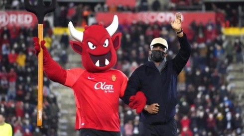 Samuel Eto'o junto a la mascota de Mallorca.