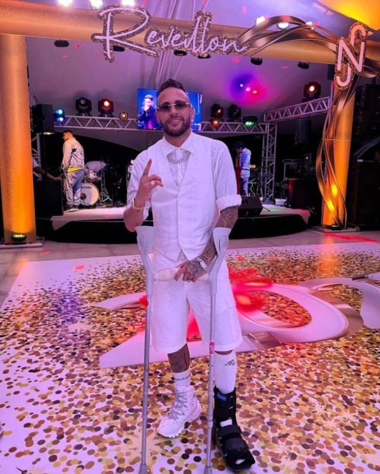 Neymar posted an Instagram picture of him on the dancefloor on crutches to celebrate the New Year. (Instagram: @neymarjr)