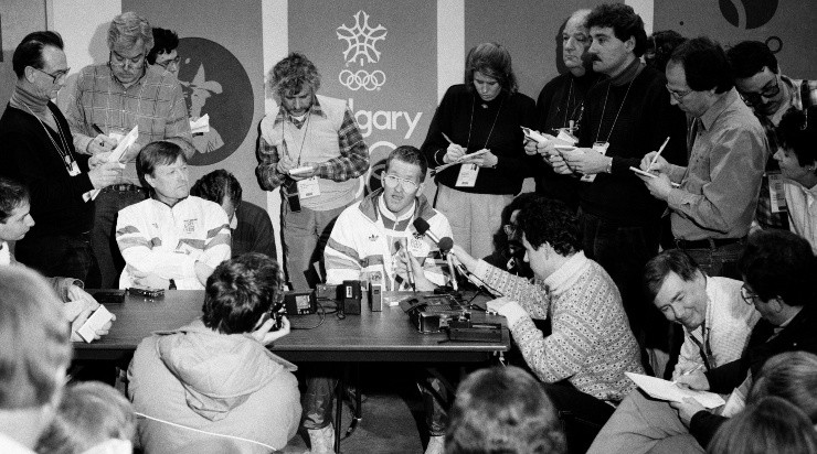Conferencia de prensa de Eddie Edwards en Calgary 1988 (Getty)