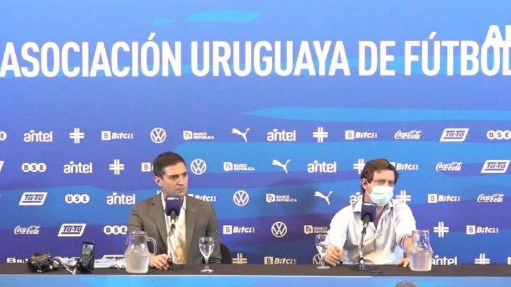 Diego Alonso junto a Ignacio Alonso en la su presentación como DT de Uruguay.