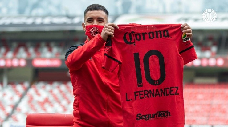 Leo Fernández posa con la 10. (@TolucaFC)