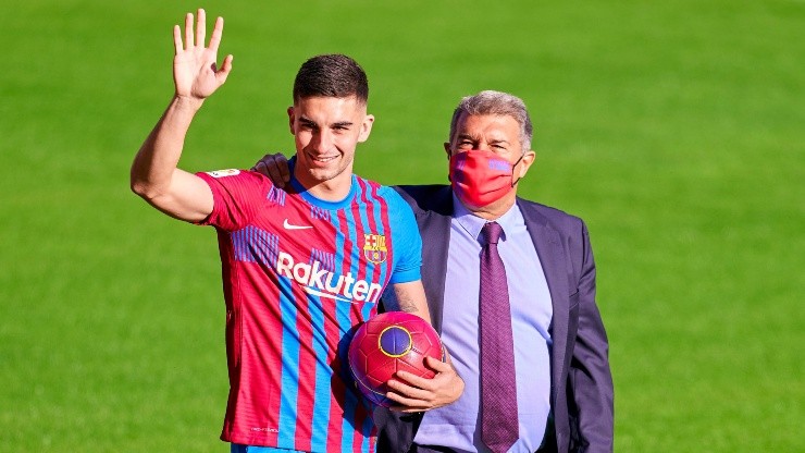 Ferrán Torres junto a Joan Laporta en su presentación.