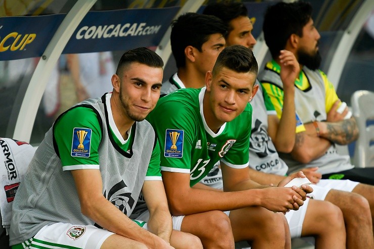 Alejandro Mayorga y César Montes en un partido de Copa Oro como suplentes (foto: Imago7).