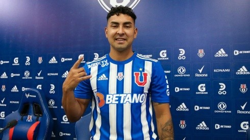 Jeisson Vargas posando con la camiseta de la U en su presentación oficial.