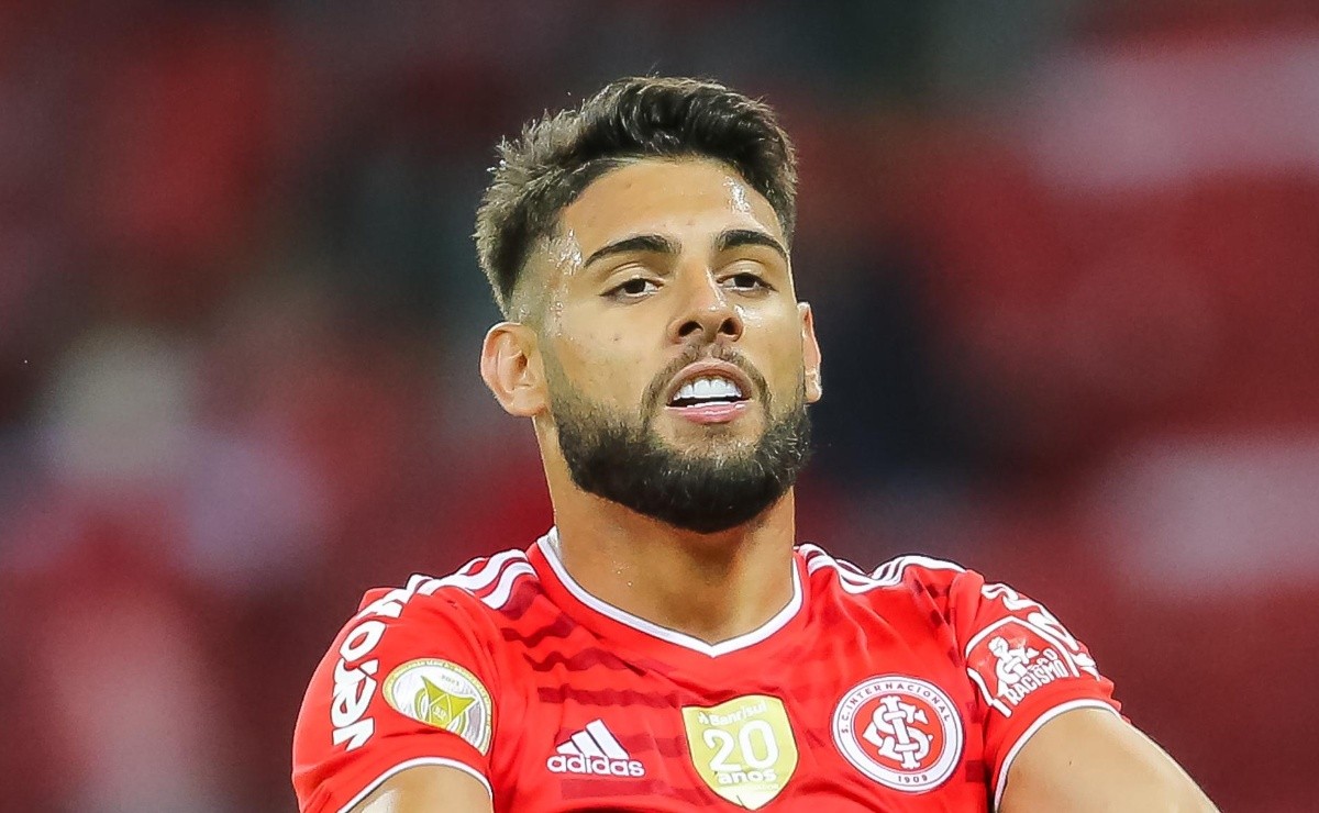 São Paulo envia proposta para ter Wesley Moraes, do Aston Villa