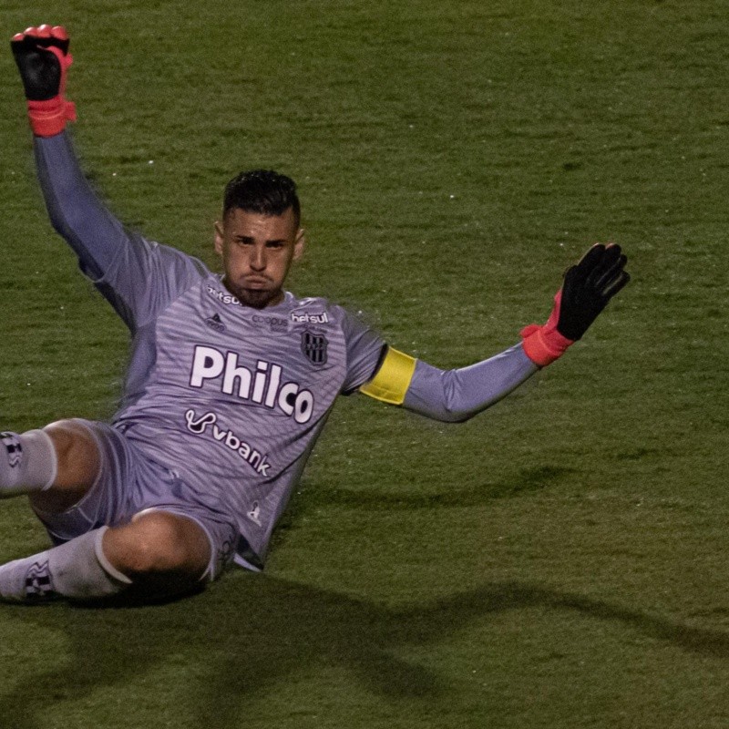 Corinthians quer levar goleiro titular da Ponte Preta, diz jornalista