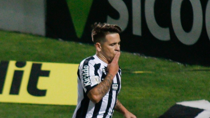 Yeferson Soteldo jogou com a camisa do Santos no Brasil (Foto: Gabriel Machado/AGIF)