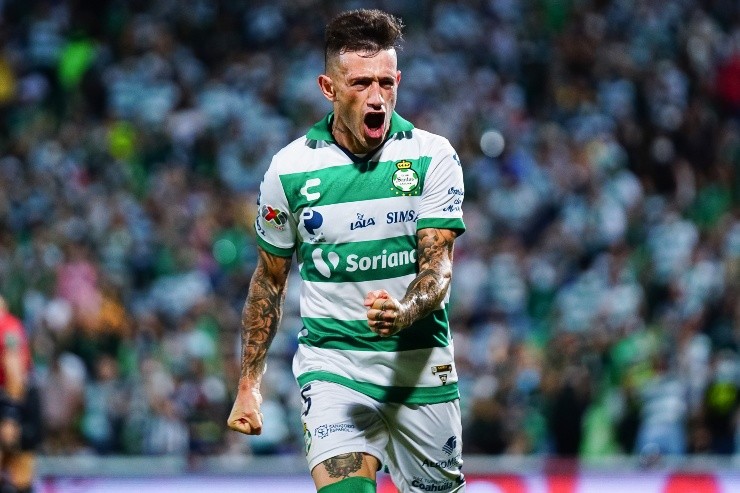 Lozano tiene 23 goles y 26 asistencias en 131 partidos con Santos Laguna(Fuente: Imago 7)