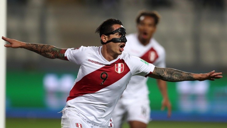 Gianluca Lapadula en uno de sus últimos partidos con la Selección Peruana. Foto: Getty