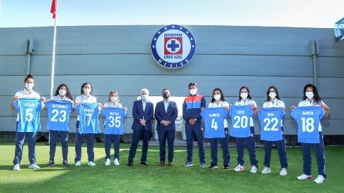 Cruz Azul presentó a sus ocho refuerzos para el Clausura 2022.