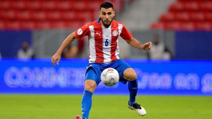 Junior Alonso en acción con Paraguay.