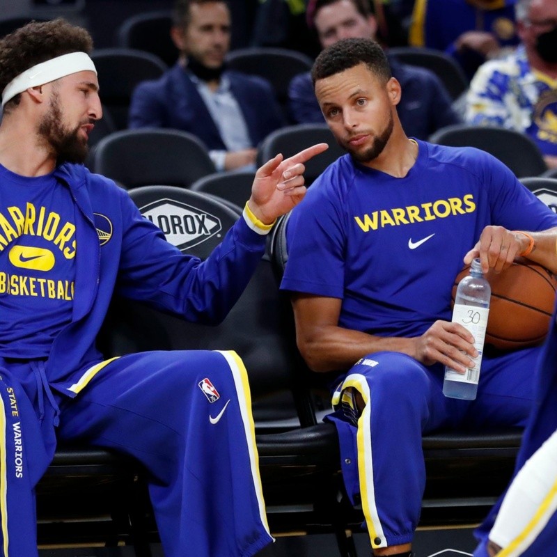 Stephen Curry comemora retorno de Klay Thompson as quadras; ala estava fora desde 2019