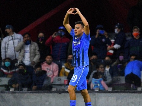 La afición de Cruz Azul se pliega ante Charly luego de su debut con gol