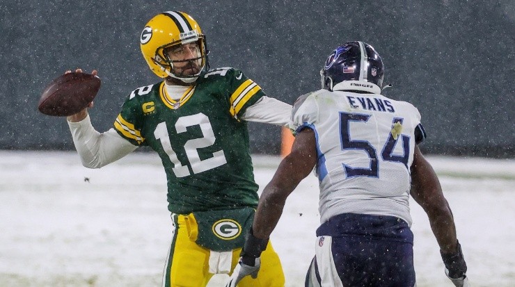 Aaron Rodgers y Rashaan Evans. (Dylan Buell/Getty Images)